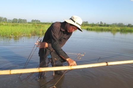 Anh Toàn mắc các thanh côn vào luồng côn