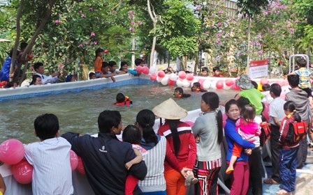 Mùa lũ về, nhiều phụ huynh luôn bận với việc mưu sinh nên trẻ nhỏ thường nhờ ông bà giữ hộ