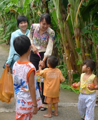 Quà trung thu đến với các bé họ Nhân và hàng trăm trẻ em nghèo TP Cần Thơ - 4 Bé Nhân Văn ra tận đường xin lồng đèn