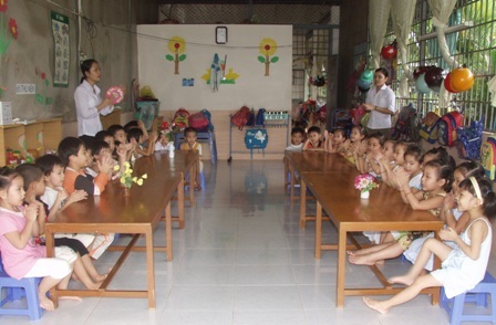 Mùa lũ về, nhiều phụ huynh luôn bận với việc mưu sinh nên trẻ nhỏ thường nhờ ông bà giữ hộ