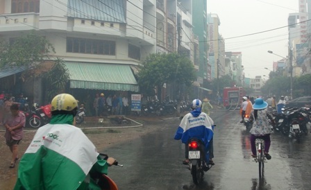 Nhờ cơn mưa nên việc chữa cháy đỡ vất vả hơn