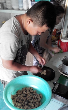 “Sát thủ” cây xanh trở thành món ăn đệ nhất miền Tây - 7 Người nhà anh Phúc bắt đầu chế biến món đuông xào củ hành