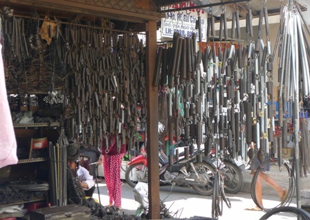 Thăm khu chợ "không có gì để cho vào mồm" - 6 Còn lô hàng này chuyên về các loại lò xo