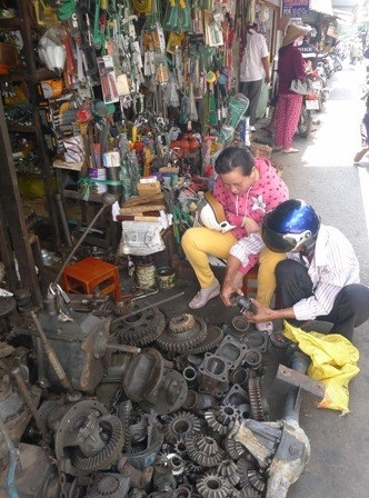 Thăm khu chợ "không có gì để cho vào mồm" - 7 Và cả những món đồ đã qua sử dụng cũng được bày bán