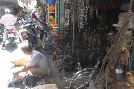 Thăm khu chợ "không có gì để cho vào mồm" - 8 Và cả những món đồ đã qua sử dụng cũng được bày bán