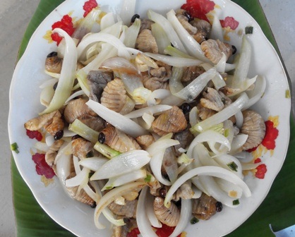 “Sát thủ” cây xanh trở thành món ăn đệ nhất miền Tây - 10 Thông thường người chế biến áp mở đuông trước, sau đó mới cho củ hành vào