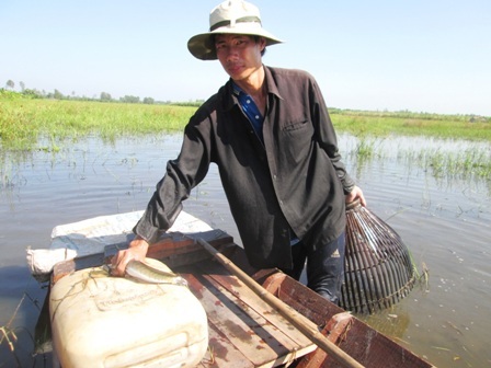 Người đẩy côn phải hết sức chú ý để phát hiện những chỗ cá chúi để dùng nơm bắt
