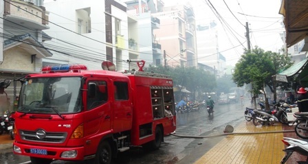 Đám cháy xảy ra ở sâu trong con hẻm nên xe chữa cháy không thể vào