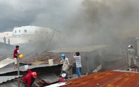 Nhiều người dân mang nước lên nóc nhà để chữa cháy