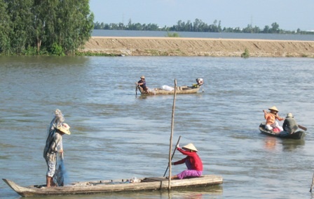 Mùa lũ về, nhiều phụ huynh luôn bận với việc mưu sinh nên trẻ nhỏ thường nhờ ông bà giữ hộ