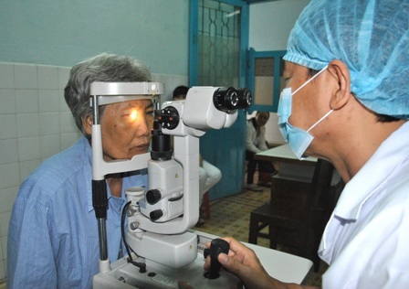 Đồng Tháp: Gia tăng bệnh nhân đau mắt đỏ - 1 Vào mùa mưa, bệnh đau mắt đỏ dễ bùng phát thành dịch