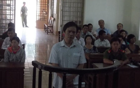 Một thầy giáo tiểu học lừa chạy án - 1 Bị cáo Vương Bang Thông đã bị HĐXX tuyên phạt 3 năm tù giam về tội lừa đảo chiếm đoạt tài sản