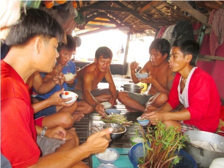 Lũ nhỏ, nghề đóng đáy cá linh trên sông thất thu - 11 Một bữa cơm trưa đậm tình anh em ngư dân hành nghề đóng đáy bắt cá linh trên sông