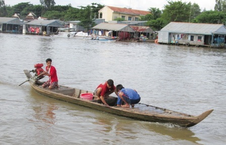 Lũ nhỏ, nghề đóng đáy cá linh trên sông thất thu - 2 Nhóm thợ của ông Hận chuẩn bị đi đổ đáy