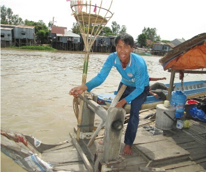 Lũ nhỏ, nghề đóng đáy cá linh trên sông thất thu - 3 Để đổ được
đáy, người làm nghề phải kéo trục quay để cho dây đáy ngắn lại.