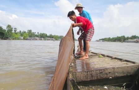 Lũ nhỏ, nghề đóng đáy cá linh trên sông thất thu - 4 Bình quân 20
– 30 phút đổ đáy một lần. Nhưng do ít chạy nên khoảng 1 tiếng mới được đổ.