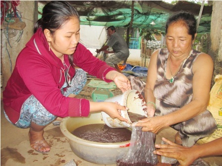 Nghề xúc trùn chỉ thu nhập hơn 20 triệu đồng/tháng - 7 Sau khi đãi sạch tạm chất trong trùn, người dân cho trùn vào túi nilon nhỏ để bán