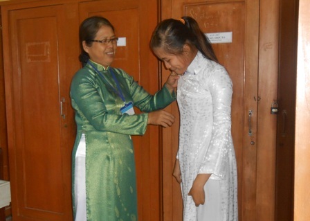 Những giáo viên hết lòng với sự nghiệp trồng người - 1 Hơn 8 năm qua, cô Lâu tự nguyện đi xin áo dài cho các nữ sinh nghèo.