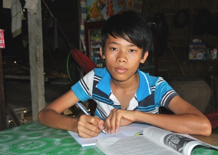 Khâm phục hai học sinh vượt khó, học giỏi - 2 Dù gia cảnh nghèo, ba mất sớm nhưng suốt 8 năm qua, em Nguyễn Thị Thanh Ngân (
