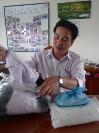 Những giáo viên hết lòng với sự nghiệp trồng người - 2 Hơn 8 năm qua, cô Lâu tự nguyện đi xin áo dài cho các nữ sinh nghèo.