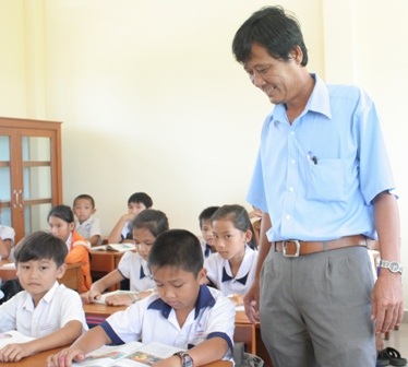 Những giáo viên hết lòng với sự nghiệp trồng người - 3 Hơn 8 năm qua, cô Lâu tự nguyện đi xin áo dài cho các nữ sinh nghèo.