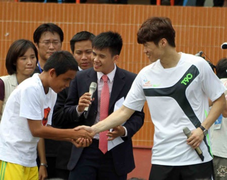 Ngôi sao Evra không đến Việt Nam phút chót - 2