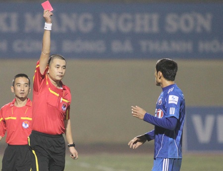 Trung vệ ĐT Việt Nam lĩnh án “treo giò” 4 trận - 1 Trung vệ ĐT Việt Nam lĩnh án “treo giò” 4 trận - 1