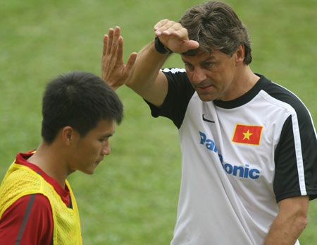 HLV Falko Goetz mỏi mắt tìm chân sút chủ lực - 1