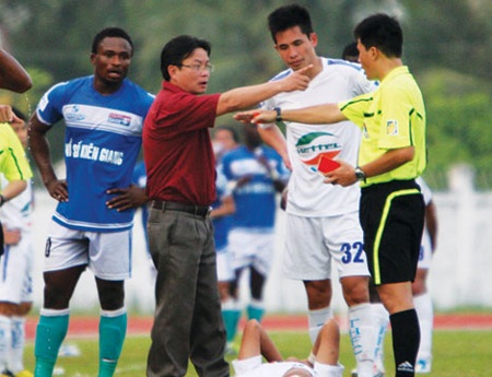 Xúc phạm trọng tài, Phó chủ tịch CLB Thanh Hóa bị kỷ luật - 1 Xúc phạm trọng tài, Phó chủ tịch CLB Thanh Hóa bị kỷ luật