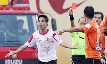 Chửi tục trên sân, Danh Ngọc nhận án phạt kỷ lục - 1 Chửi tục trên sân, Danh Ngọc nhận án phạt kỷ lục