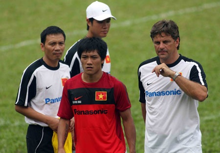 HLV Falko Goetz sớm đối mặt khó khăn lực lượng - 1 HLV Falko Goetz sớm đối mặt khó khăn lực lượng - 1