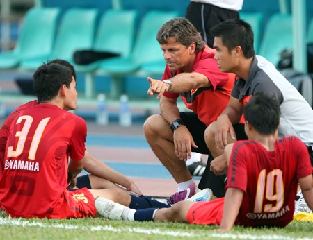 HLV Falko Goetz không e ngại đối thủ Qatar - 1