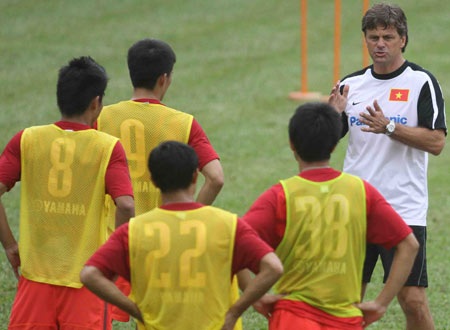 HLV Falko Goetz nâng khối lượng tập luyện - 1 HLV Falko Goetz nâng khối lượng tập luyện - 1