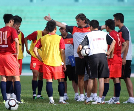 Nhiều bài toán khó chờ HLV Falko Goetz - 1