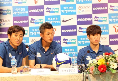 Ngôi sao Evra không đến Việt Nam phút chót - 3