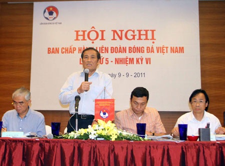 Các ông “bầu” đồng loạt phản đối, VFF họp khẩn cấp - 2 Các ông “bầu” đồng loạt phản đối, VFF họp khẩn cấp - 2