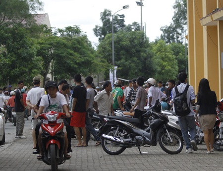 Khán giả Nghệ An sôi sục trước trận “chung kết” - 1 Khán giả Nghệ An sôi sục trước trận “chung kết” - 1