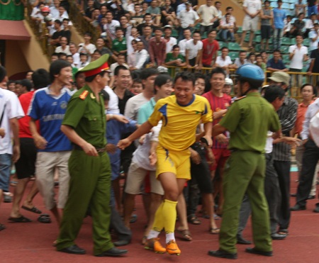 Khán giả Nghệ An sôi sục trước trận “chung kết” - 2 Khán giả Nghệ An sôi sục trước trận “chung kết” - 2