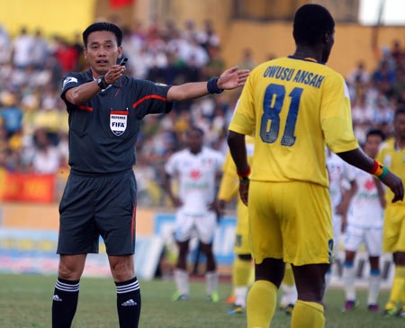 “Vua sân cỏ” trở thành tâm điểm chỉ trích - 2 “Vua sân cỏ” trở thành tâm điểm chỉ trích - 2