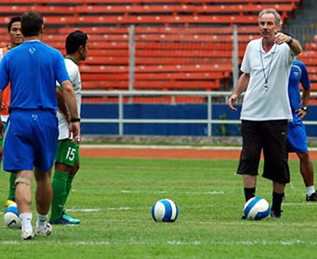 HLV A. Riedl tái ngộ bóng đá Lào - 1 HLV A. Riedl tái ngộ bóng đá Lào - 1