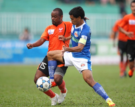 Trận “derby” TPHCM bất phân thắng bại - 1