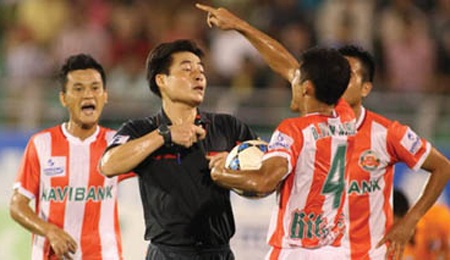 “Treo còi” vĩnh viễn 2 trọng tài có dấu hiệu tiêu cực - 1 “Treo còi” vĩnh viễn 2 trọng tài có dấu hiệu tiêu cực - 1