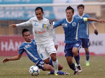 “Cuộc chiến” bản quyền Super League tiếp tục nóng - 1