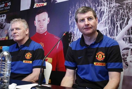 Cúp giải Ngoại hạng Anh bị móp khi đến Việt Nam