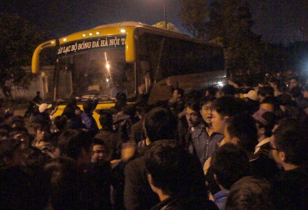 Bức xúc trọng tài, khán giả Nghệ An bao vây đội khách - 2