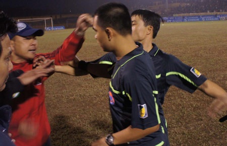 Bức xúc trọng tài, khán giả Nghệ An bao vây đội khách - 1