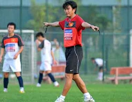 HLV Phan Thanh Hùng hối hả chuẩn bị cho AFF Cup