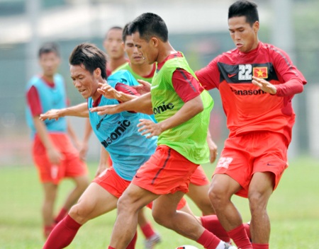 Quốc Long khó có cơ hội ở lại ĐT Việt Nam - 1 Hậu vệ Quốc Long (22) nhiều khả năng bị gạch tên (Ảnh: Quang Thắng)