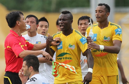 Sân Thanh Hóa bị phạt 30 triệu đồng vì vụ loạn đả - 1 Sân Thanh Hóa bị phạt 30 triệu đồng vì vụ loạn đả - 1