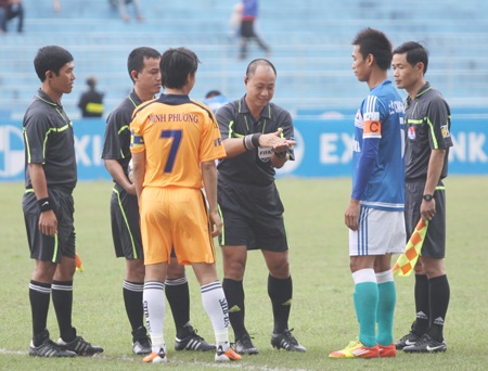 Trọng tài V-League mắc nhiều sai sót “không bình thường” - 1 Trọng tài V-League mắc nhiều sai sót “không bình thường”